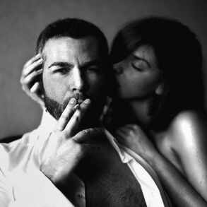 Femme et homme brutal qui a agrandi son pénis.