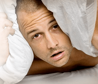 homme contrarié qui veut agrandir son pénis