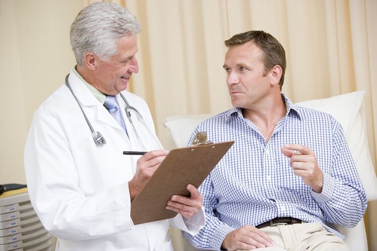 Médecin et patient avant la chirurgie d’agrandissement du pénis.